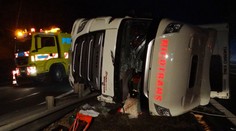 Kamion hodiny blokoval dálnici D1, pro řidiče letěl vrtulník