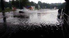 Silné bouřky s přívalovými dešti udeří i o víkendu, varují meteorologové
