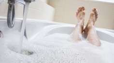 Senior uvízl ve vaně a trpěl! Policie se k němu dostala za tři dny