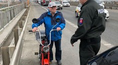 Neuvěřitelné! Frajer si to šinul po dálnici na babetě, bylo mu 78 let