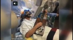 VIDEO: Lékaři mu operovali mozek, on mezitím hrál na kytaru!