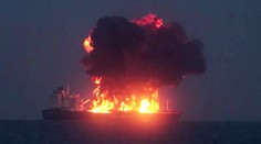 V Rudém moři hoří ropný tanker. Hrozí ekologická katastrofa obřích rozměrů