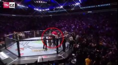 Zákeřný útok na McGregora! Muž skočil do klece a napadl ho zezadu