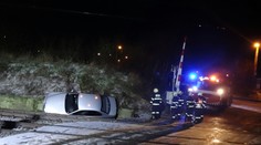 BMW se po skluzu na zledovatělé silnici převrátilo na trať