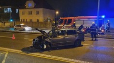 Po drsné srážce dvou aut utekl řidič, hledal ho policejní pes i vrtulník