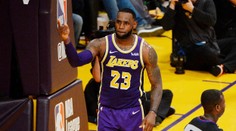 LeBron přišel o play off, Harden nastřílel neuvěřitelných 61 bodů!