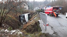 Autobus se zřítil do příkopu a převrátil na bok. Šest zraněných