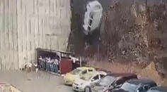 Záběry, ze kterých mrazí. Kamera zachytila tragický pád minibusu z vysoké skály
