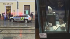 Vzácný meteorit převezli do muzea. Doprovodila ho policejní eskorta