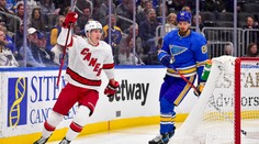 Nečas pomohl gólem v oslabení k jasné výhře. V Calgary padlo 14 branek