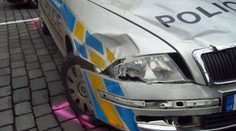 VIDEO: Policejní auto srazilo na přechodu starší manžele. Jsou vážně zranění