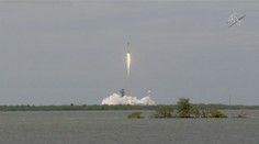 Vesmírná loď Dragon 2 je na cestě k ISS. Veze nové solární panely