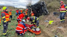 Nákladní auto přejelo do protisměru. Řidič osobáku srážku nepřežil
