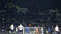Semifinále Carabao Cupu bylo přerušeno, diváci za bránou Chelsea volali o pomoc