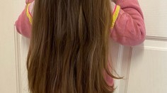 Dívka má vlasy jako pohádková bytost. Lidé kvůli tomu nevěří, kolik jí je
