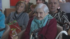 Klienti domova pro seniory si zpříjemňují advent. Se zaměstnanci zpívají koledy
