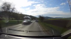 Měl snad zatmění? Při předjíždění ohrozil několik aut i autobus! VIDEO