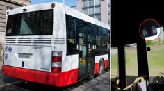 Řidič MHD za jízdy psal SMS, tvrdí žena. Jezdit může dál. VIDEO