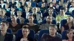 S milionovými Lahvemi poletí dáma ze třetí řady - video