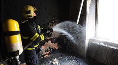 Pokoj v pražském bytě lehl popelem! Záchranáři ošetřili 5 lidí