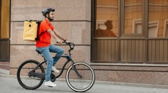 Chodníky jsou plné kolařů, vadí chodcům. Vymáhání je složité, hodnotí expert