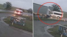Řidič mikrobusu předvedl vražedný manévr. Pátrá po něm policie! VIDEO