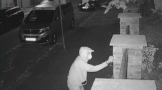 Zeď ukrajinské ambasády někdo polil červenou barvou. Vyšetřuje to policie