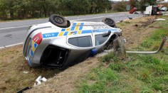 Policejní auto při honičce bouralo. Skončilo na střeše v příkopu