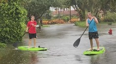 Chlapci riskovali život. Uprostřed povodní se plavili na paddleboardech