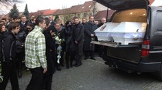 VIDEO z pohřbu Karolíny a Natálky: Bílé rakve a kolem nich bolest