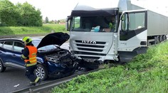 Kamion najel na dálnici do protisměru, srazil se s autem