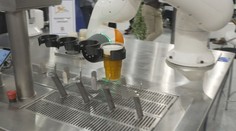 Na veletrhu v Brně představili robota, který čepuje pivo
