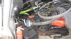 Muž jel na drogách, bez řidičáku, s kradenými koly i značkami auta
