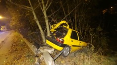 Řidič BMW smetl zaparkované auto. O kus dál to napálil do lampy