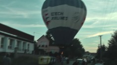 Balón přistál uprostřed vesnice. Hrozilo, že ho usmaží dráty
