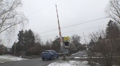 Zvednuté závory nemusí značit volnou cestu. Vlak může projet i tak, říká expert