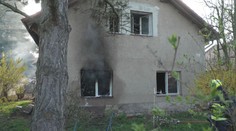 Plameny a kouř odřízly rodině cestu ven. Do hašení domu se zapojila celá vesnice