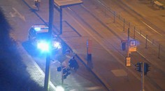 VIDEO: Bezvládného muže v centru Brna dvojice místo pomoci okradla o telefon