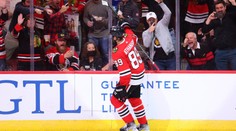 Útočník Chicaga vyškolil obranu soupeře. Jeho parádní gól je hitem NHL