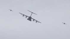 Česko slaví 25. výročí vstupu do NATO. Nad Prahou proletěly gripeny