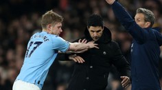 Arsenal je vyšetřován. De Bruyne pod palbou fanoušků. Pak si do nich rýpl