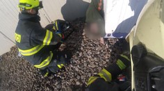 Velké štěstí měl bezdomovec, který v Pardubicích uvízl na staveništi