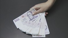 Muž podvedl vlastní babičku. Vyměnil jí peníze v peněžence za falešné