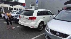 Holčička zůstala ve vedru zavřená v autě. Bylo zamčené a nemohla ven
