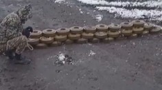 VIDEO: Pár vteřin je dělí od smrti. Ukrajinci zneškodňují bomby bizarním způsobem