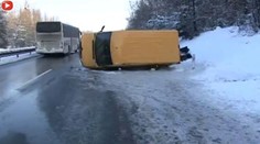 VIDEO: Na ledovce se převrátil mikrobus. Dostal smyk