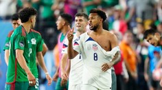 Divoký zápas USA s Mexikem: Brutální faul, rozervaný dres a čtyři červené karty