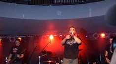 Energický Noid křtí, metalačka Bílá zpívá - video