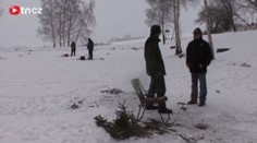 Pytláci loví dírami v ledu. "K rybám jsou krutí," stěžují si rybáři