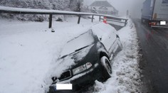 Déšť a sníh komplikují dopravu v Česku. Policie zasahovala u desítek nehod
